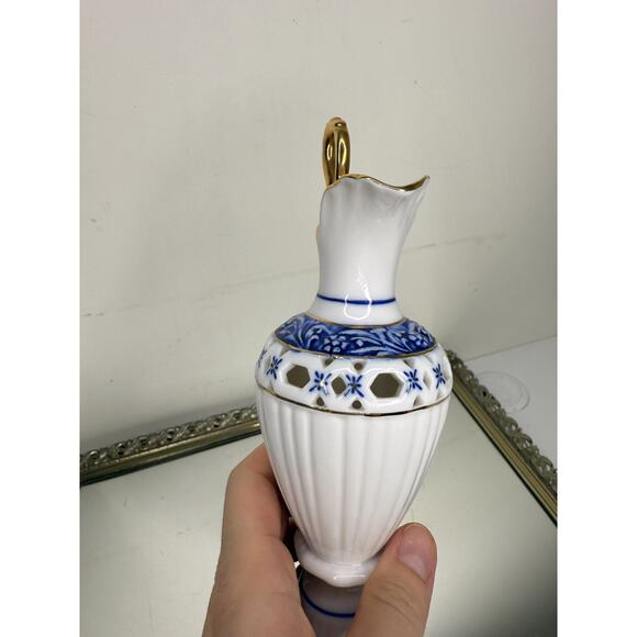 Beautiful Vintage Regal Bone China Blue and White Ewer with Gold accent - Picture 10 of 10